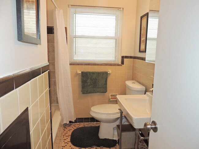 Building Photo - 3 Bed - 2 Full Bath Cape Cod for Rent in E...