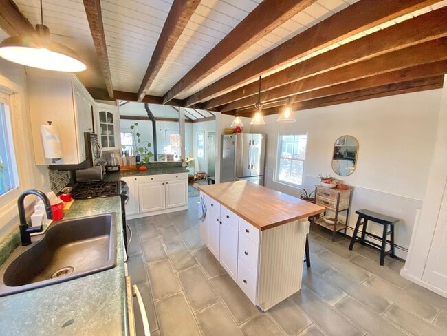 Building Photo - 3 Bedroom House Colchester Available 8/15