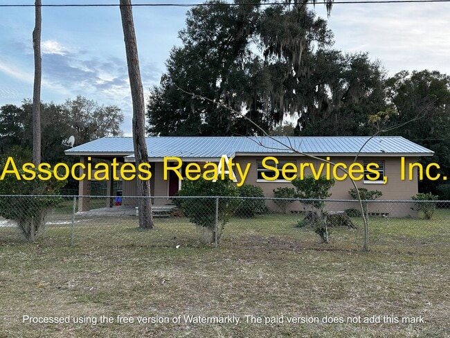 Building Photo - 3 bed 1 bath in the SE