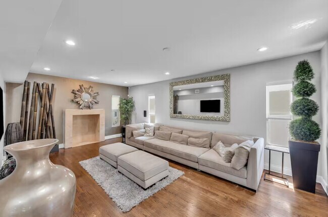 Building Photo - 200 NE 16th Ave