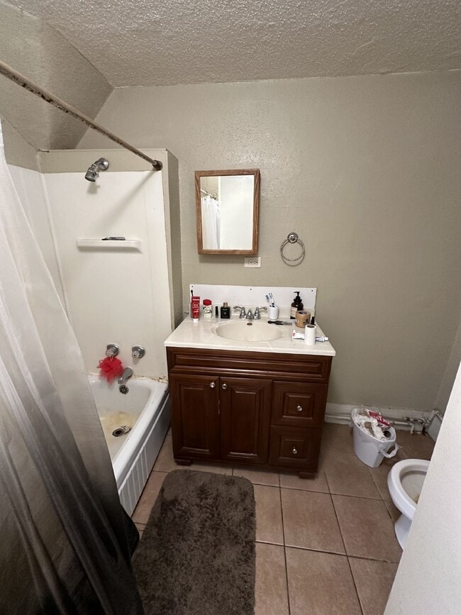 Building Photo - 4 Bed 1 Bath near UWEC, Water Street, and Sonnentag!