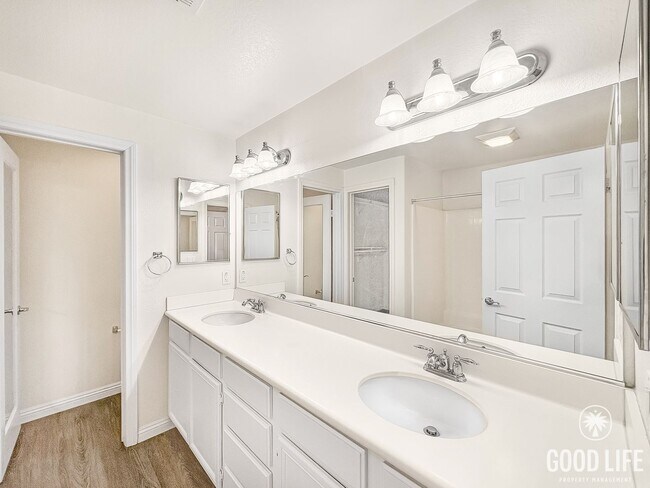 Building Photo - Beautiful 2Bd/2Ba Available In Sabre Springs