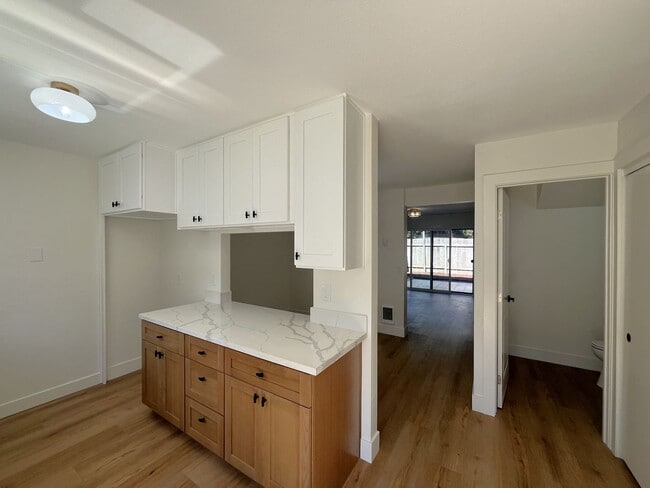 Building Photo - Newly renovated Townhome Grove Heights 1.5...