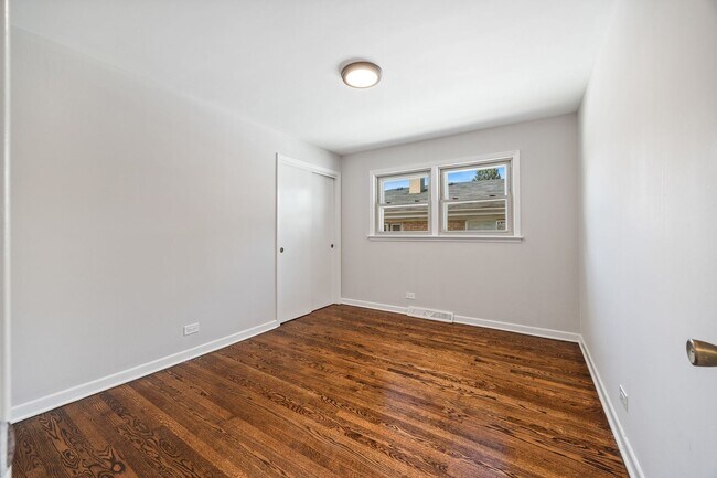 Building Photo - 4850 N Clifton Ave