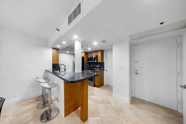 Building Photo - 1717 N Bayshore Dr