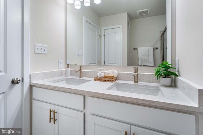 Building Photo - 207 MATILDA