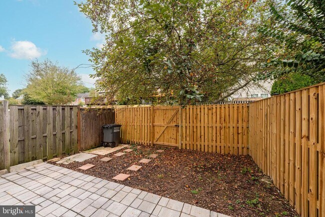 Building Photo - 6320 Lightburn Ct