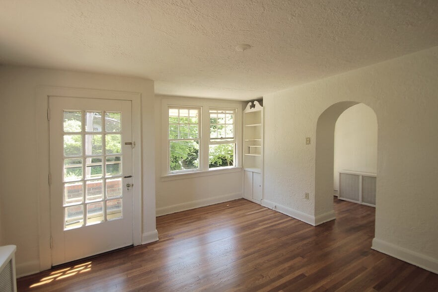 Building Photo - 8009 St Lawrence Ave