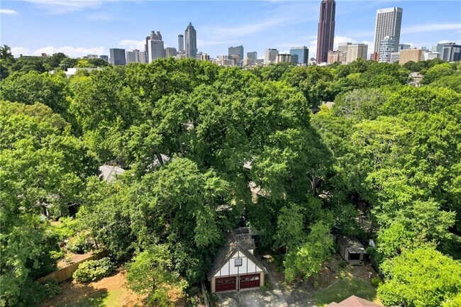 Building Photo - 826 Mentelle Dr NE