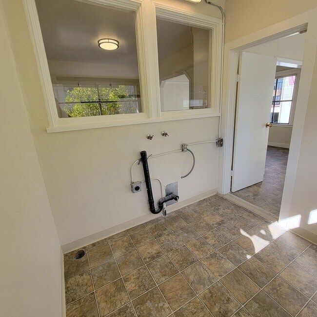 Building Photo - 950 Fremont St