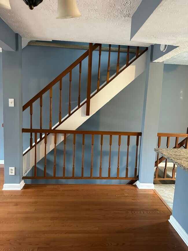 Primary Photo - 8018 Grandview Ct