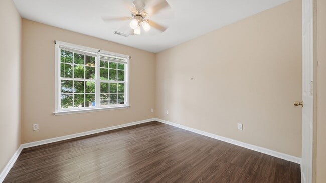 Building Photo - 3 bedroom, 2 bath adorable home in Cleveland!
