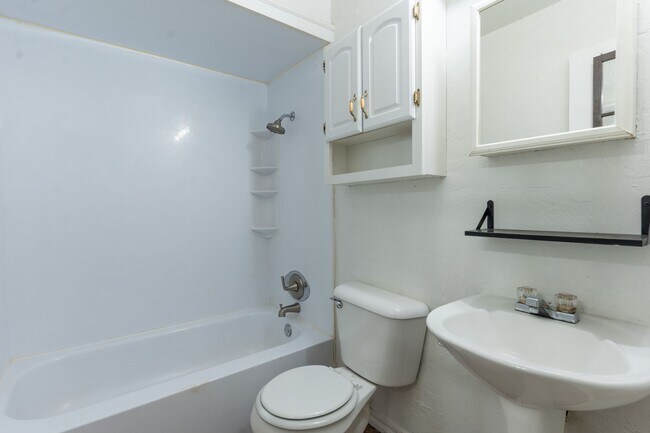 Building Photo - Check out this 2 bedroom home!