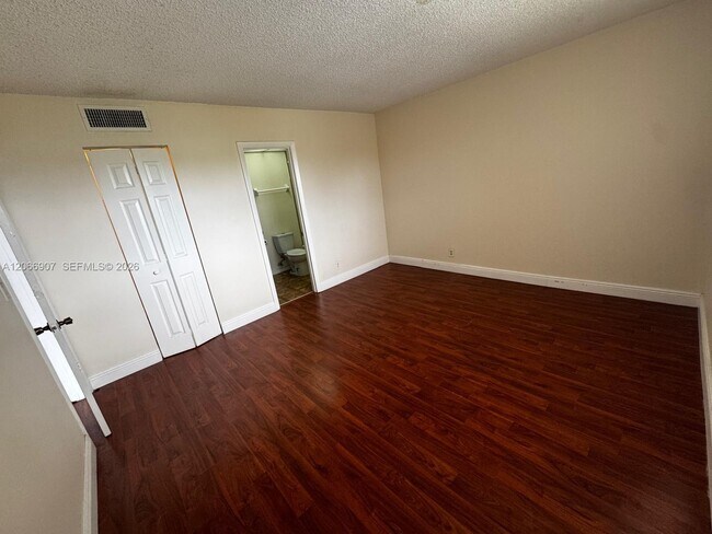 Building Photo - 8020 N Colony Cir