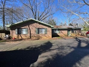Building Photo - 2 bed 1 bath duplex on Barber St.