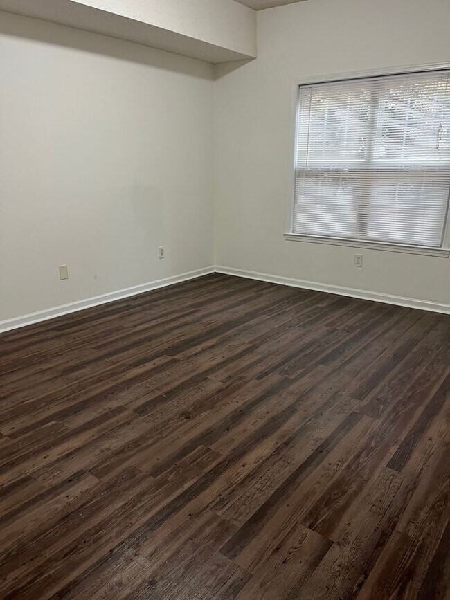 Building Photo - Spacious condo in excellent location