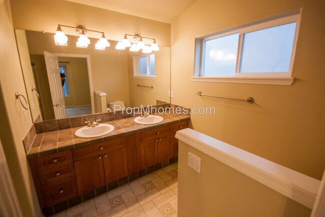 Building Photo - Luxury Three Bedroom, Three Bath Townhouse with Attached Garage