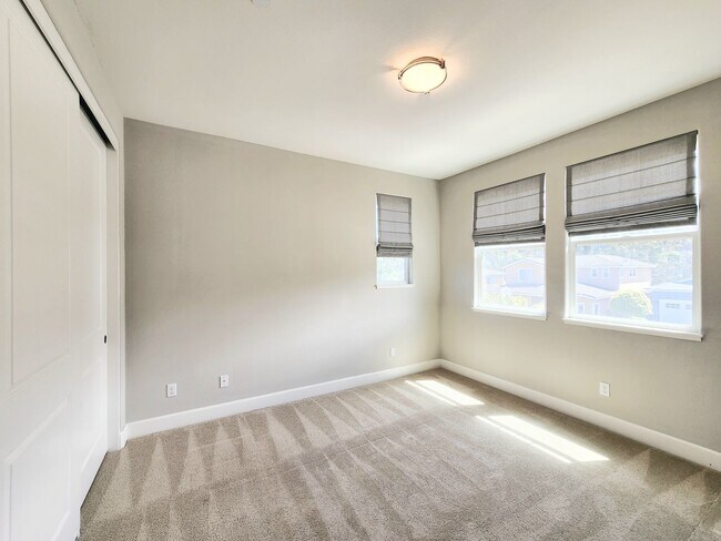Building Photo - Spacious 5 bedroom house