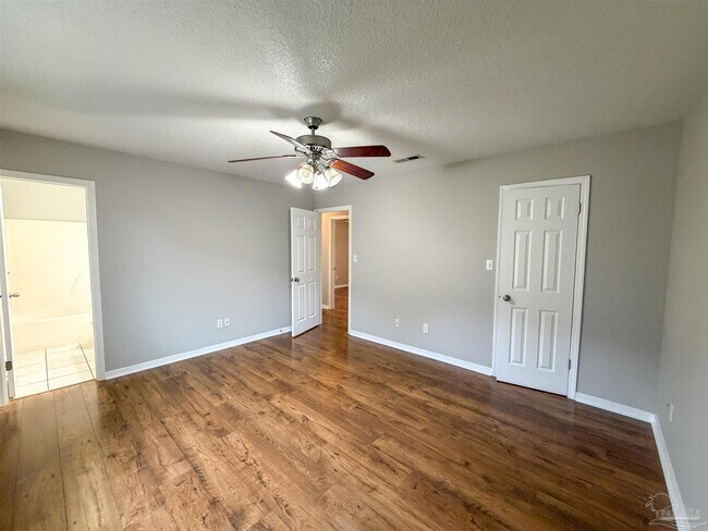 Building Photo - 420 E 10 Mile Rd