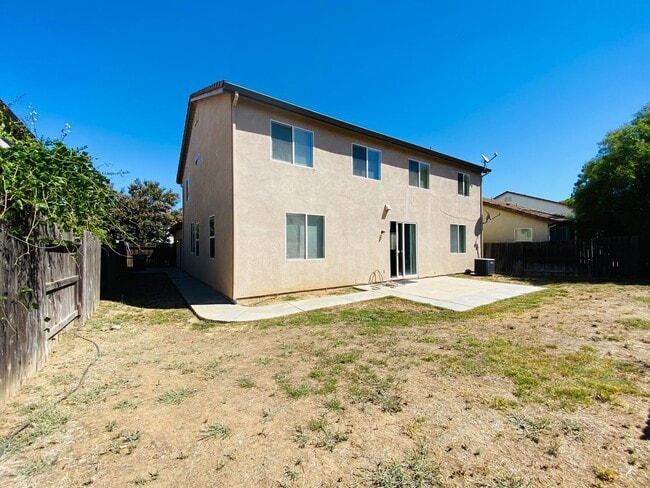 Building Photo - Spacious and Beautiful Home Close to a Huge Park