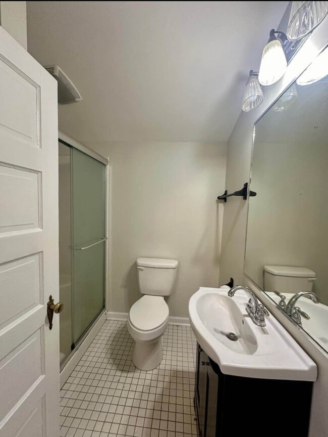 Building Photo - 715 Carter St