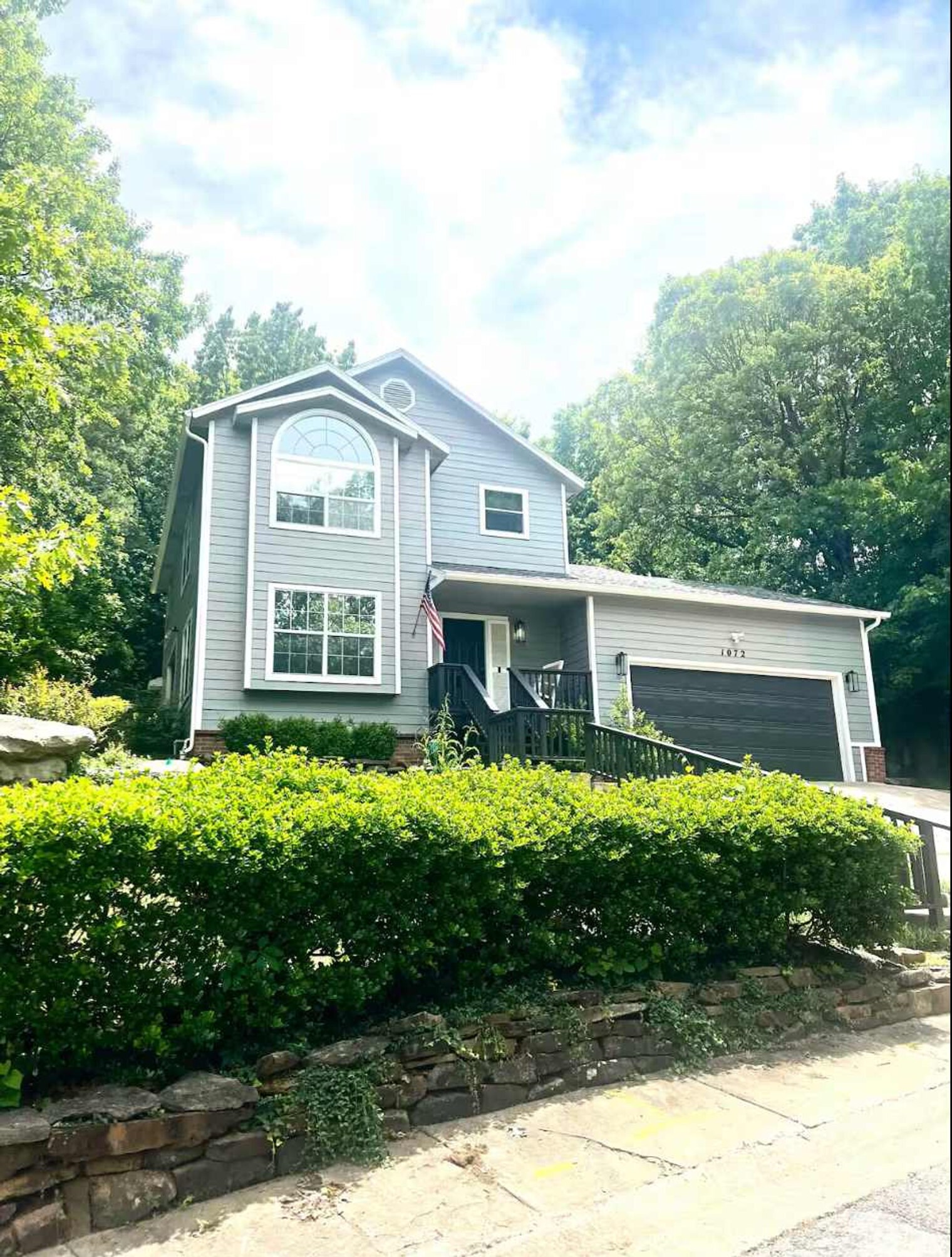 Building Photo - 1072 Valley View Dr