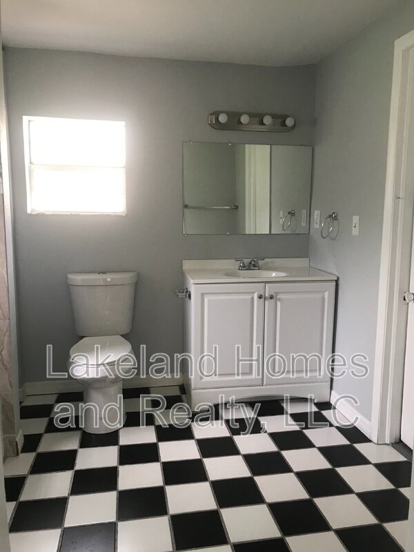 Building Photo - 1060 E Wabash St