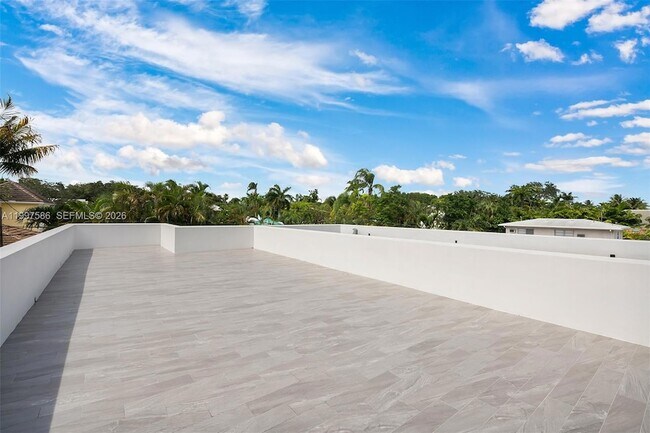 Building Photo - 1615 NE 3rd Ct