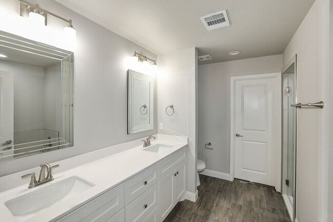 Building Photo - 7616 Woodford Ave