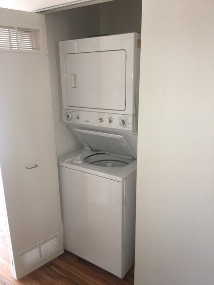 In unit laundr - 630 N Franklin St