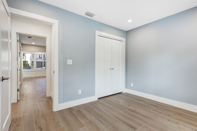 Building Photo - ** OLDE NAPLES ** 2 BED / 2 BATH - COMPLETELY REMODELED - PET OK! - ANNUAL RENTAL