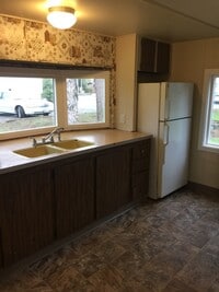 Building Photo - 1077 W Axton Rd