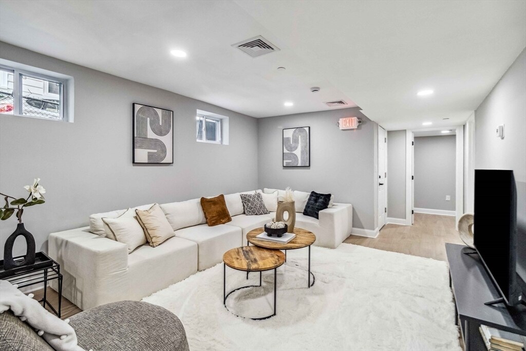 Building Photo - 16 Alston St