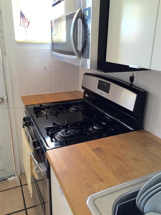 Building Photo - 8340 Crespi Blvd