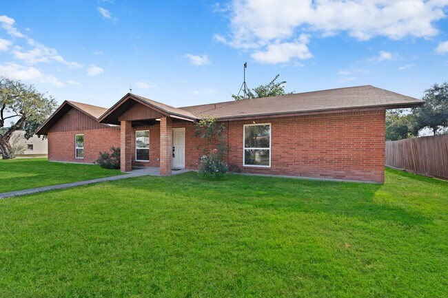 Building Photo - Chic, Bright, and Inviting - Welcome to Lark!