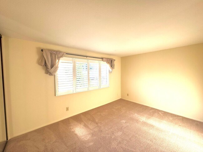 Building Photo - 12251 Moorpark St