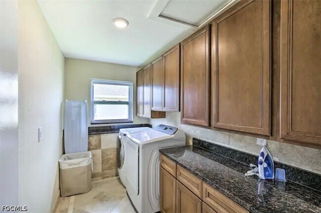 Building Photo - 2806 SW 38th Terrace