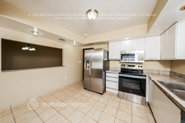 Building Photo - 2703 SW 5th St