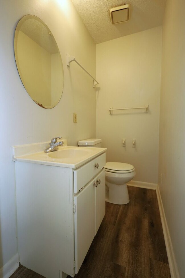Building Photo - 818 Stillwater Dr