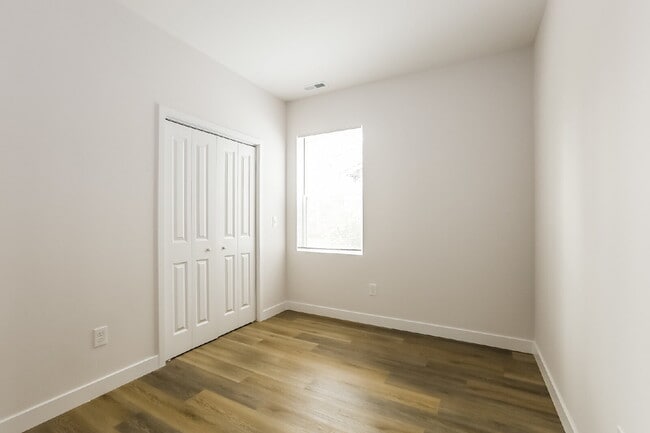 Building Photo - "Charming 3-Bed, 2-Bath Duplex on Broad Ripple Ave – Spacious 1250 Sq. Ft. Living in Vibrant Indi...