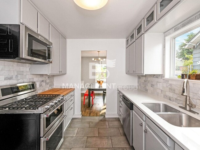 Building Photo - Light & Bright Modern Daylight Ranch Loaded with Updates! Walking Distance to Kennedy School!!!!