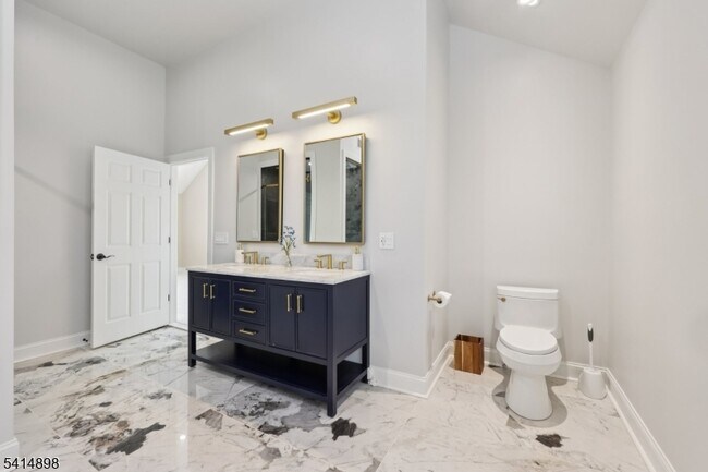 Building Photo - 5 Shores Rd