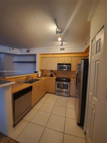 Building Photo - 6801 SW 44th St