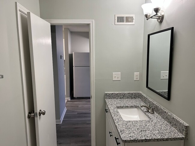 Building Photo - 2014 Hobbs Rd SE