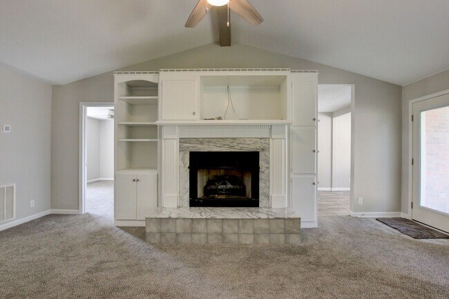 Building Photo - Updated 3bed 2 bath in St B with SEPARATE WORKSHOP around back.