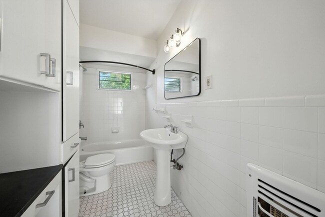 Building Photo - UT PRE-LEASE: 5 bed / 3 bath Remodeled Wes...