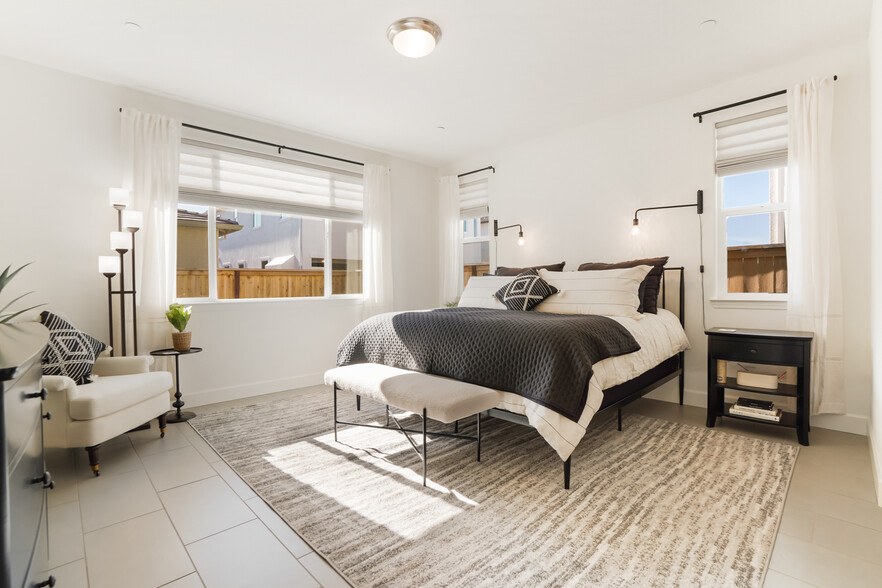 Large master bedroom w/ Hunter Douglas Roman Shades (curtains, curtain rods, and rugs also included) - 5919 Lakestone Dr