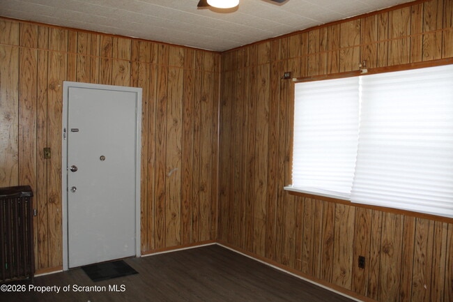 Building Photo - 715 Moosic St