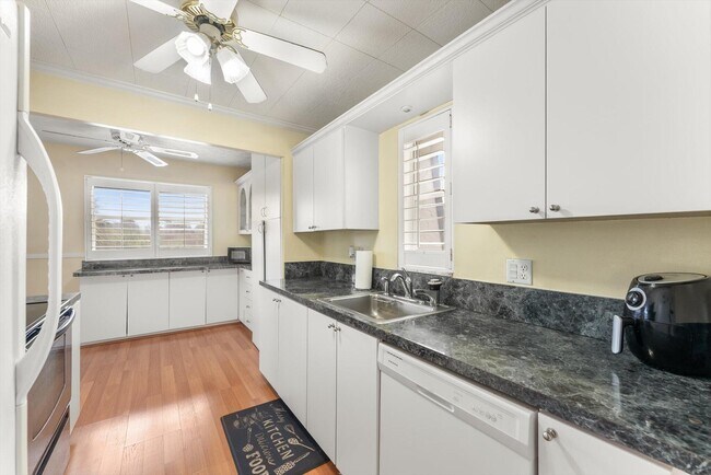 Building Photo - 8000 Lagos De Campo Blvd