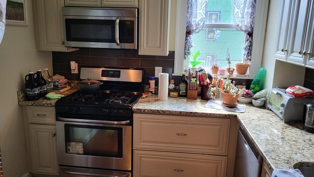 Building Photo - 12 Linden St